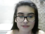 戴眼鏡義大利少女在直播自慰